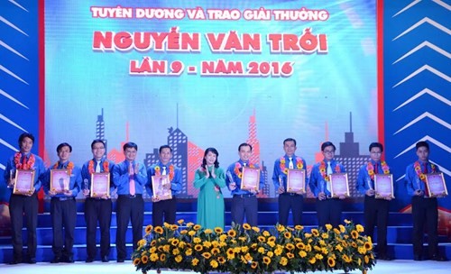 36 outstanding workers receive 2016 Nguyen Van Troi awards - ảnh 1
